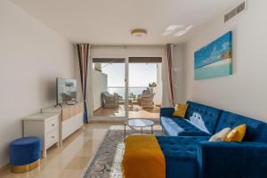 Stylish 2BR Apt | Balcony & Sea Views