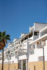 Stylish 2BR Apt | Balcony & Sea Views
