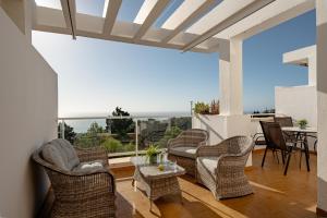 Stylish 2BR Apt | Balcony & Sea Views