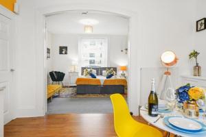 The Golden Hideaway - Vibrant & Stylish Flat