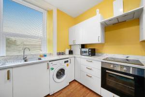 The Golden Hideaway - Vibrant & Stylish Flat