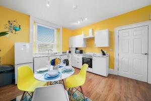 Golden Retreat - Vibrant & Stylish Flat