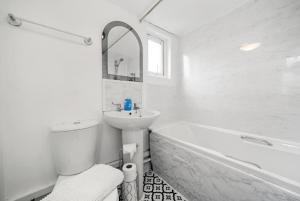 The Golden Hideaway - Vibrant & Stylish Flat