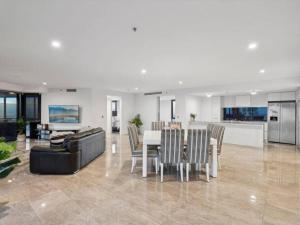 Sub-Penthouse Dream in Circle on Cavill - Hosted by Coastal Letting Co.
