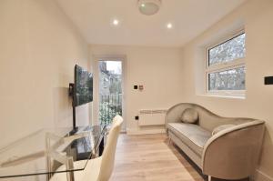 Fantastic 2 Bed Garden Flat In West London