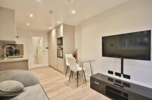 Fantastic 2 Bed Garden Flat In West London