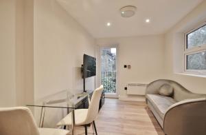 Fantastic 2 Bed Garden Flat In West London
