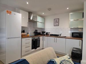 Central Lanes 2BR Apt Sleeps 7 City Views