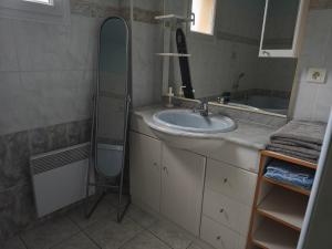 Chambre spacieuse avec bureau et balcon