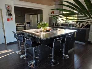 Villa darchitecte avec piscine chauffée, 4 chambres, à 30 mn Gruissan plage