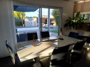 Villa darchitecte avec piscine chauffée, 4 chambres, à 30 mn Gruissan plage