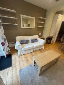 JOIVY Charming 1-Bedroom Flat with Patio