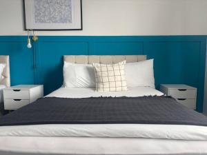 Modern Apartment Sleeps 4 & Free Parking