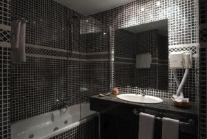 Twin Room with Extra Bed (2 Adults + 1 Child) room in Hotel Real