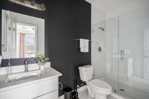 Spacious Apartment with Gated Parking Near Med Ctr