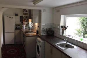 Glastonbury 2-Bed House Sleeps 6 & Pet Friendly