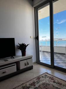 Sun, Sea and Serenity - Beachfront Apt with Sunset Views and Soothing Waves