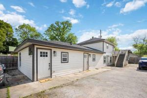 Prime Heights Location • Central & Cozy!