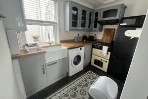 Seaview 2 Bedroom House Sleeps 5 -Pets Ok -WiFi