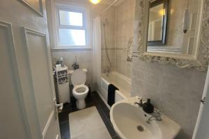 Seaview 2 Bedroom House Sleeps 5 -Pets Ok -WiFi