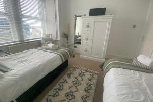 Seaview 2 Bedroom House Sleeps 5 -Pets Ok -WiFi