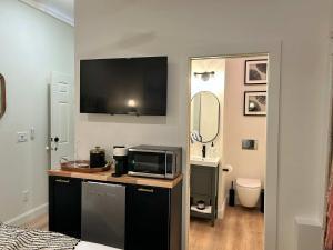 Stylish King Suite-FP-Hot Tub-Walk toIn OT