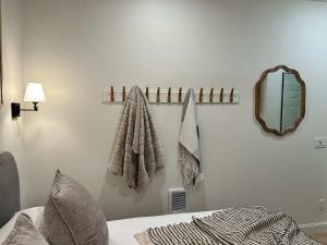 Stylish King Suite-FP-Hot Tub-Walk toIn OT