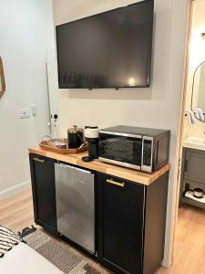 Stylish King Suite-FP-Hot Tub-Walk toIn OT