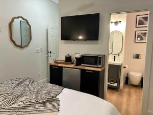 Stylish King Suite-FP-Hot Tub-Walk toIn OT