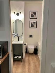 Stylish King Suite-FP-Hot Tub-Walk toIn OT