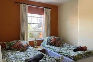 Glastonbury 2-Bed House Sleeps 6 & Pet Friendly