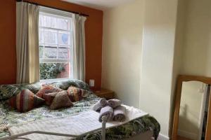 Glastonbury 2-Bed House Sleeps 6 & Pet Friendly
