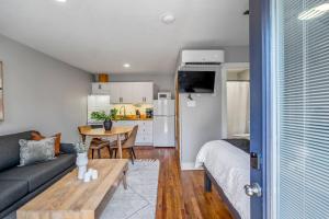 Bright, Fully Equipped Studio With Gated Parking!