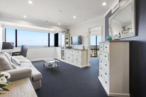 Central Takapuna Jacuzzi Gym Tennis Views