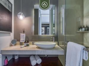 Luxury 1 BR Condo in Pier 57 - Infinity Pool