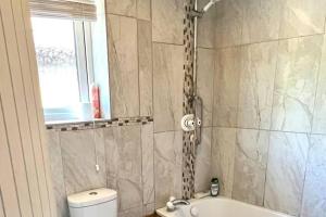 Inviting 4-Bed House near Heathrow w Fireplace