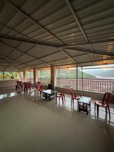 Lake view dining and Lodging