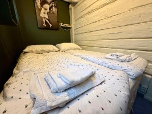 Rustic Retreat Apartment, Central & free parking !