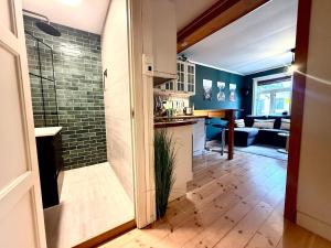 Rustic Retreat Apartment, Central & free parking !