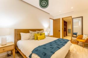 Luxury 2 BR Condo - Oceanview Pool - Gym