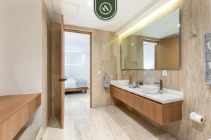 Luxury 2 BR Condo - Oceanview Pool - Gym