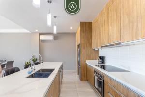 New 2 BR Condo with Private Terrace - BBQ