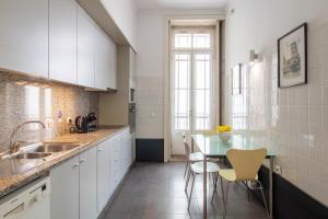 Aurora Heights Apartment by LovelyStay