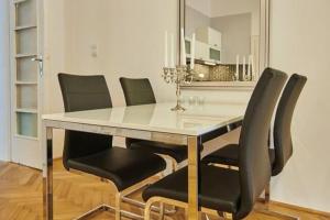 1 Bedroom Apartment Sleeps 2 -Balcony -Lift Access