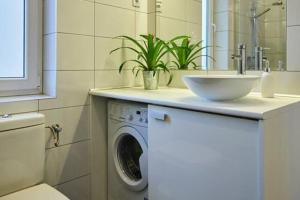 1 Bedroom Apartment Sleeps 2 -Balcony -Lift Access