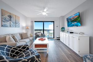 Oceanfront with great beach views fromrooms & balcony, heated pool, and garage