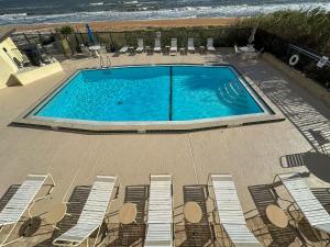 Oceanfront with great beach views fromrooms & balcony, heated pool, and garage