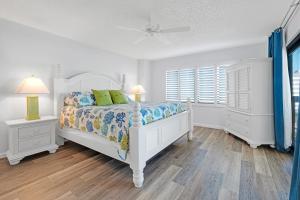 Oceanfront with great beach views fromrooms & balcony, heated pool, and garage