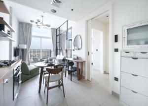 Free housekeeping visits during your stay - StayShort - Dubai Hills sleeps 2 with Private Balcony