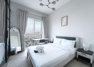 Free housekeeping visits during your stay - StayShort - Dubai Hills sleeps 2 with Private Balcony